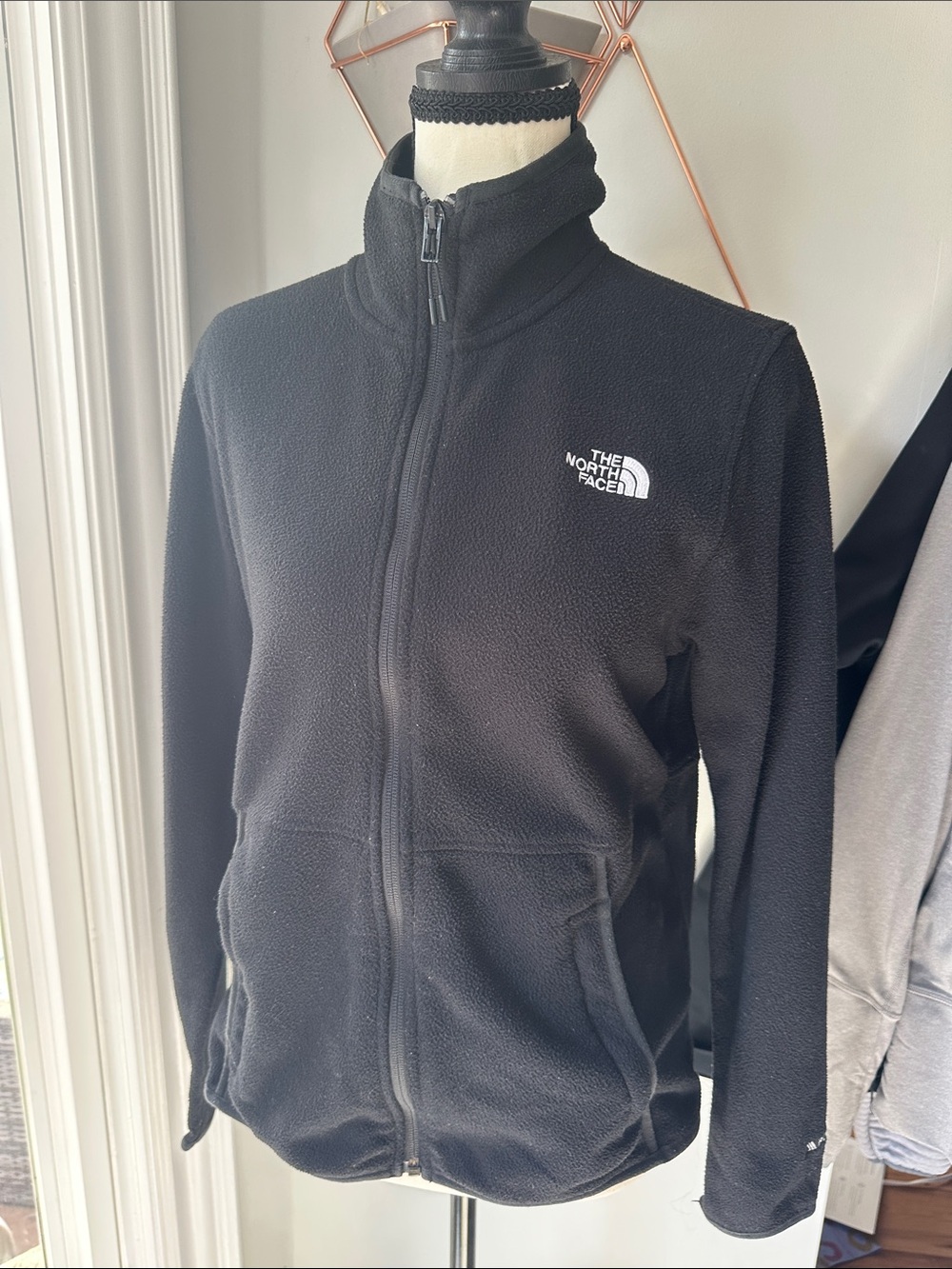 The North Face Women’s Black Fleece Zip-Up Jacket Sweater Size Medium